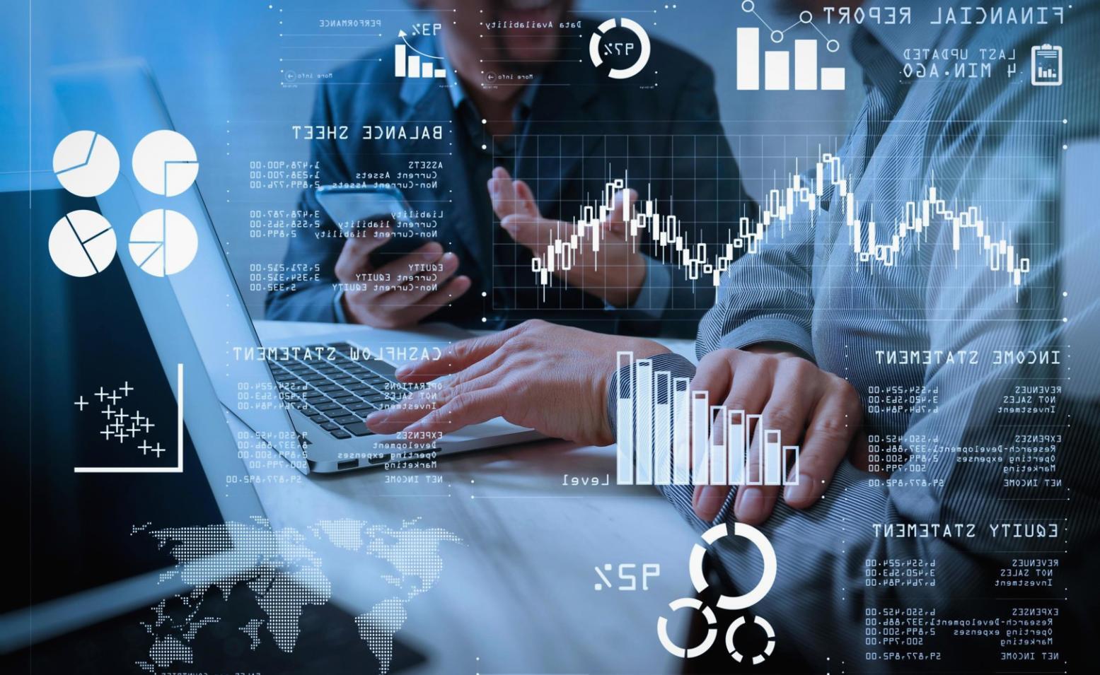 SEO apmācību vide — datora ekrāns ar analītikas datiem
